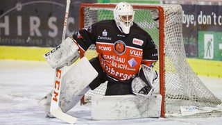 Eishockey-Torhüter Ilya Andryukhov in Verteidigungspositon auf dem Eis.