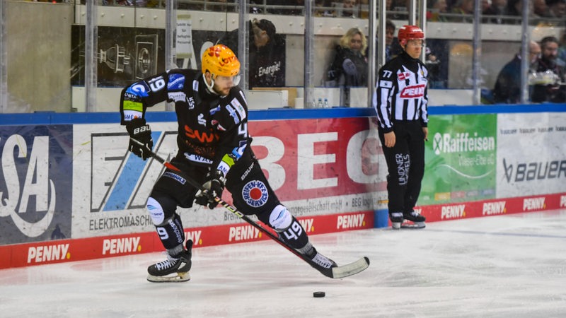 Lukas Kälble am Puck in einem Spiel der Pinguins.