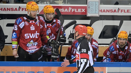 Spieler der Fischtown Pinguins diskutieren mit dem Schiedsrichter.