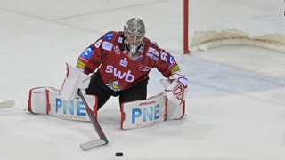 Keeper Maximilian Franzreb schaut auf den Puck.