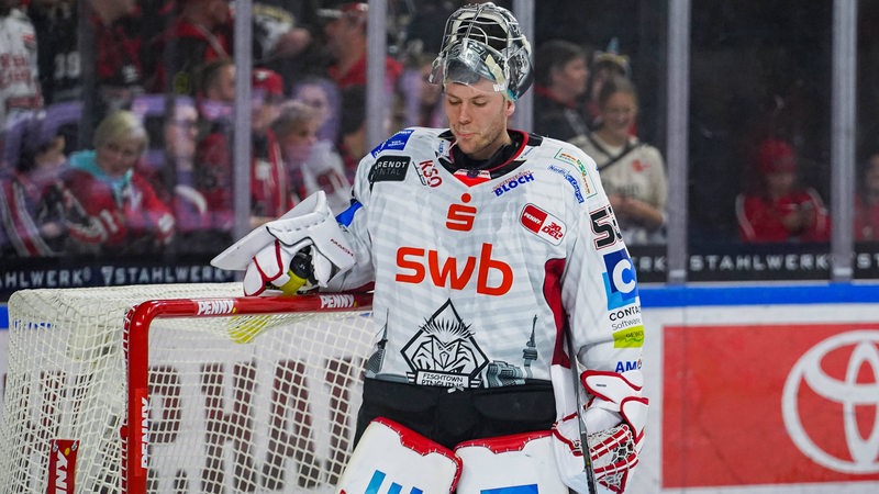 Eichockey-Keeper Maximilian Franzreb von den Fischtown Pinguins steht nachdenklich neben seinem Tor.