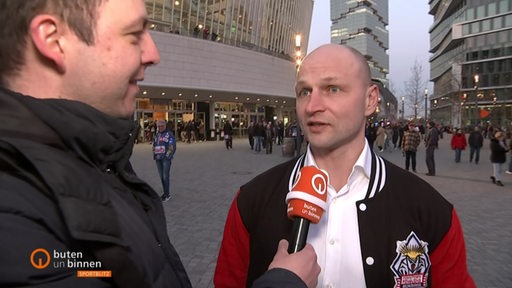 Pinguins-Manager Sebastian Furchner vor der Eis-Arena in Berlin beim Interview vor dem Spiel.