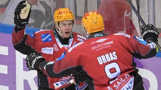 Die Eishockey-Spieler Jan Urbas und Ziga Jeglic von den Fischtown Pinguins bejubeln ihren Treffer gegen Frankfurt.