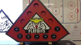 Zu sehen ist eine Play-offs-Pyramide mit dem Logo der Fischtown Pinguins. Nach jedem Sieg wird ein Puck in diese gefüllt. 