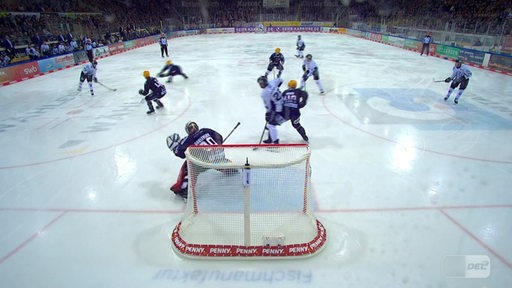 Das Eishockeyfeld aus mit Kamerasicht von hinter dem Tor