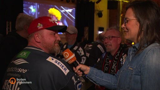 Sportblitz-Reporterin Pascale Ciesla interviewt Fans der Fischtown Pinguins beim Public Viewing im ehemaligen Kino Apollo.