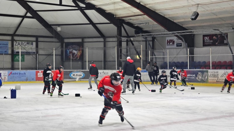 Eishockey-Nachwuchsspieler der U9 und U11 des REV Bremerhaven trainieren in ihrer Ausweichhalle in Sande.