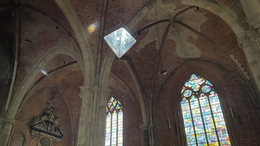 Eine Eispyramide hängt von der Decke der Kirche "Unser Lieben Frauen".