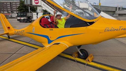 Pilot Uwe Nordmann mit dem Flugzeug des Typs "Elektra Trainer".