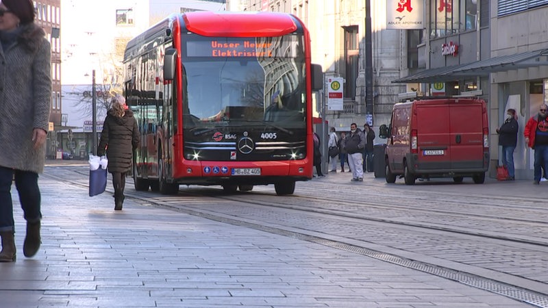 Ein Elektrobus der BSAG fährt durch Bremen.