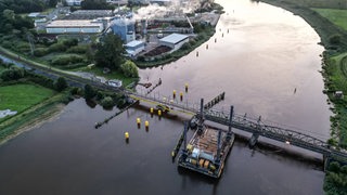 Die defekte Eisenbahnbrücke über die Hunte bei Elsfleth ist aus der Luft zu sehen.