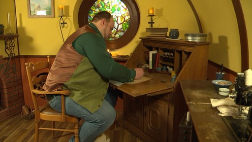 Der Bookholzberger Josua Ohlig sitzt am Schreibtisch seinem Erlebnispark. 