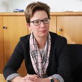 Justizsenatorin Claudia Schilling sitzt in ihrem Büro und blickt nachdenklich.