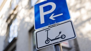 Ein Parkplatz für E-Scooter (E-Roller) wird auf einem Schild ausgewiesen.