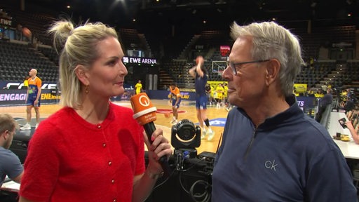Die Sportblitz-Moderatorin Janna Betten im Interview mit EWE Geschäftsführer Hermann Schüller