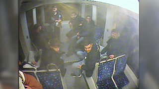 Fahndungsfoto nach 6 jungen Männern aus einer Straßenbahn