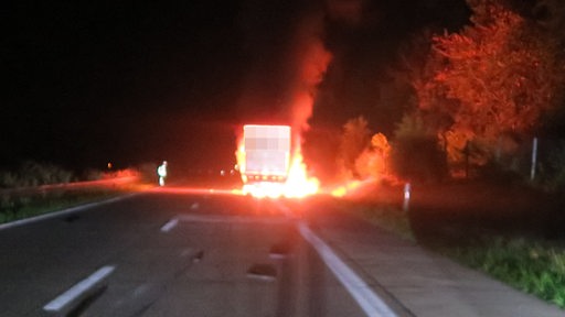 Ein im Dunkeln brennender Lkw auf der A29 bei Emstek 