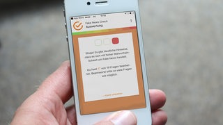 Fake News App auf einem Handy