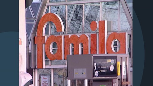 Das orangfarbene Logo einer Famila Filliale von einer Archivaufnahme.