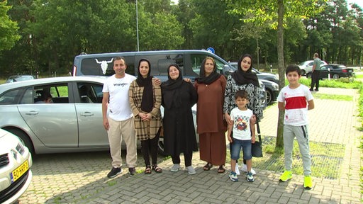 Eine Familie auf einem Rastplatz.