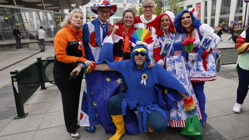 Fans des ESC stehen gemeinsam in Malmö vor der Veranstaltungshalle.