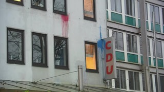 Die Fassade des Bremer CDU-Gebäude ist nach Farbattacken mit roter und blauer Farbe beschmiert. 