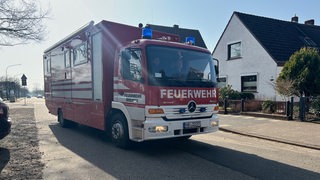 Ein Feuerwehrwagenn fährt durch Bremen-Farge.