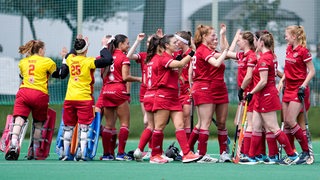 Spielerinnen des Bremer Hockey-Clubs klatschen sich vor einem Spiel als Motivation gegenseitig ab.