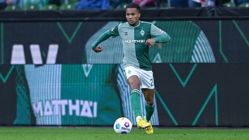 Felix Agu am Ball im Weser-Stadion.