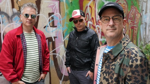 Martin "Doktor Rentz" Vandreier (l-r), Boris "König Boris" Lauterbach und Björn "Björn Beton" Warns von der Hamburger Hip-Hop-Band «Fettes Brot» stehen auf dem Gelände des Gewerbehofs Viva la Bernie in der Bernstorffstraße.