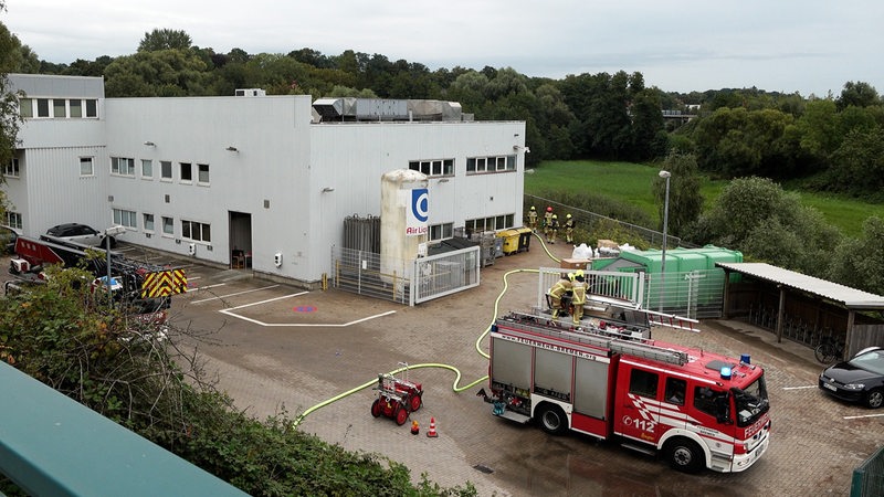 Feuerwehrautos stehen auf dem Hof des Automobilzulieferes in Bremen Burglesum