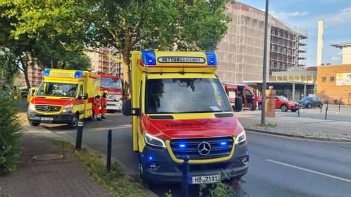 Rettungswagen vor dem Klinikum Mitte