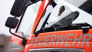 Ein Einsatzfahrzeug der Feuerwehr steht im Hof einer Feuerwache.