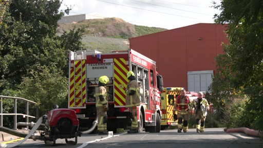 Die Feuerwehr Bremen bei einem Feuerwehreinsatz. 