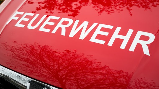 Die Motorhaube mit der Aufschrift "Feuerwehr" eines Einsatzwagens der Feuerwehr 