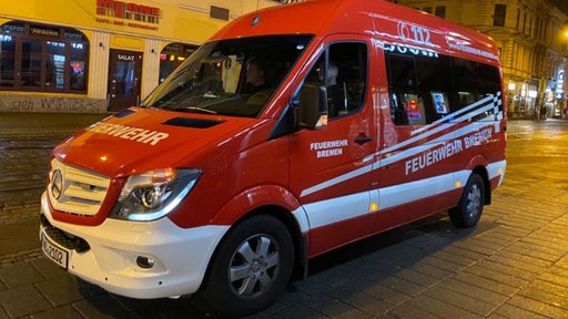 Ein Wagen der Feuerwehr steht am Sielwall.