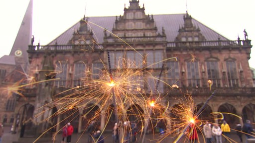 Wunderkerzen, dahinter das Rathaus