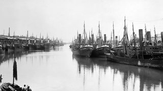 Schiffe liegen dicht gedrängt im Fischereihafen.