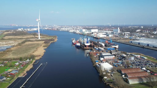 Ein Hafen aus der Vogelperspektive bei schönem Wetter.