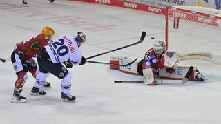 Eishockeyspieler Andreas Eder vom ERC München scheitert an Bremerhavens Torwart Kristers Gudlevskis