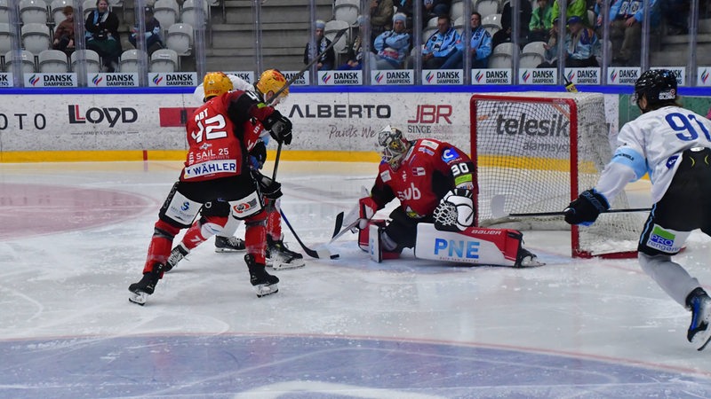 Eishopckeyspieler der Fischtown Pinguins verteidigen ihr Tor in einem Spiel gegen SönderjyskE 