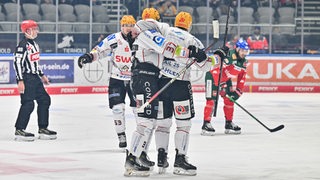 Spieler der Fischtown Pinguins bejubelen auf dem Eis einen Treffer