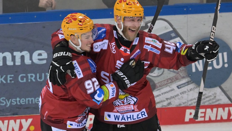 Nicholas B. Jensen rechts jubelt mit dem Torschuetzen Philipp Preto bei seinem 2:1 der Fischtown Pinguins gegen Frankfurt