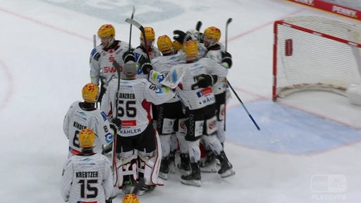 Die Fischtown Pinguins freuen sich nach einem Sieg auf der Eisfläche. 