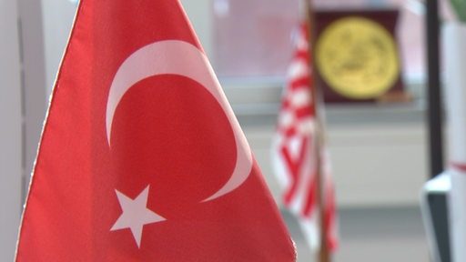 Eine türkische Flagge mit einem unscharfen Hintergrund.