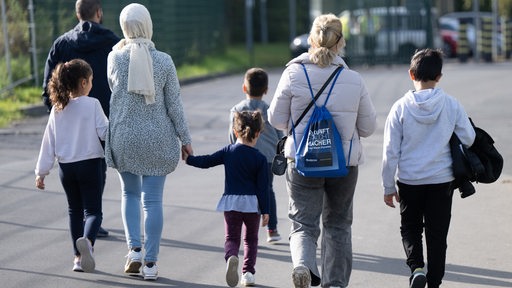 Eine Familie auf dem Weg in eine Erstaufnahmeeinrichtung