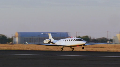 Ein Flugzeug hebt von der Flugbahn ab. 