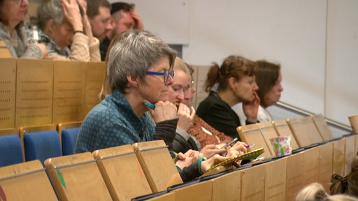 Menschen in einem Hörsaal.