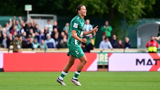 Werders Torschützin Larissa Mühlhaus feiert ausgelassen ihren Treffer gegen Potsdam.