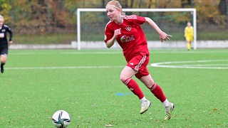 Michelle Entelmann sprintet mit dem Ball. 